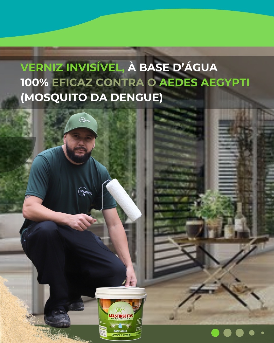 Verniz sendo aplicado em uma residência pela equipe AplikFácil