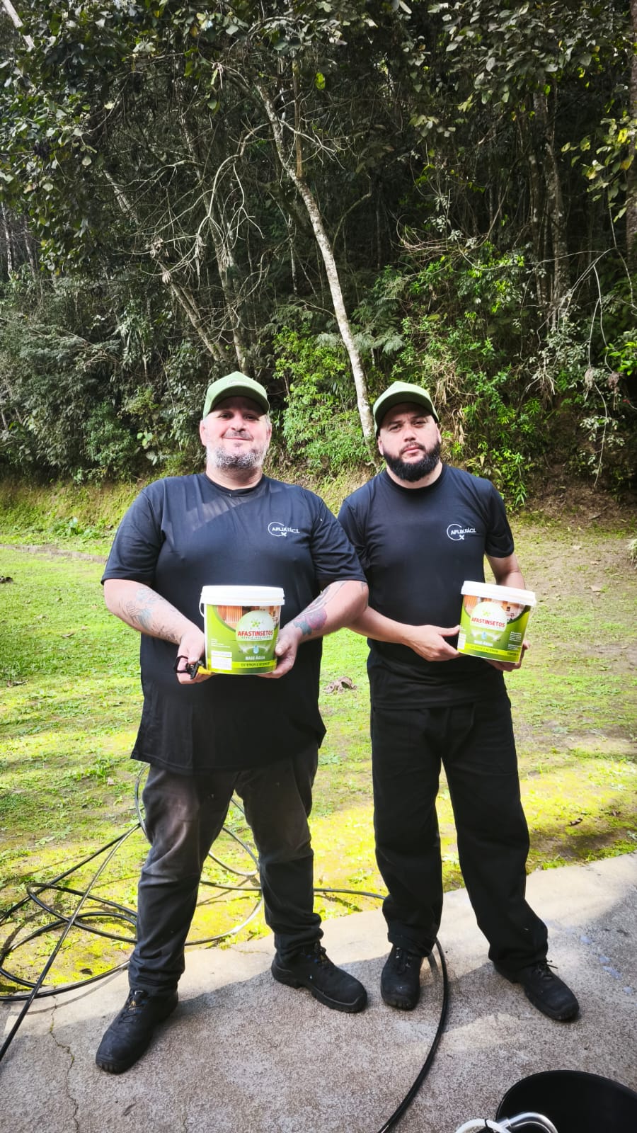 Equipe AplikFácil com o Verniz Afastinsetos durante um atendimento externo